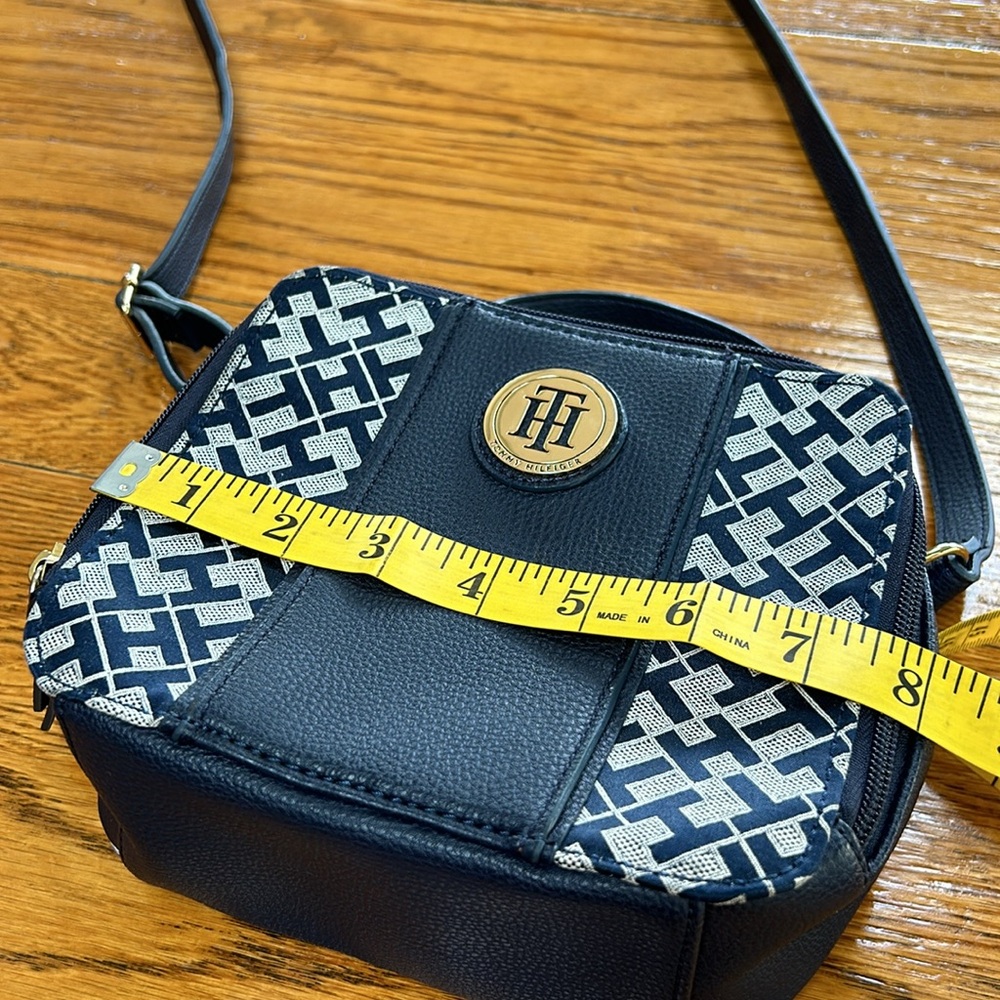 Tommy Hilfiger navy blue crossbody purse.  Zip close. Great condition. - Picture 8 of 11
